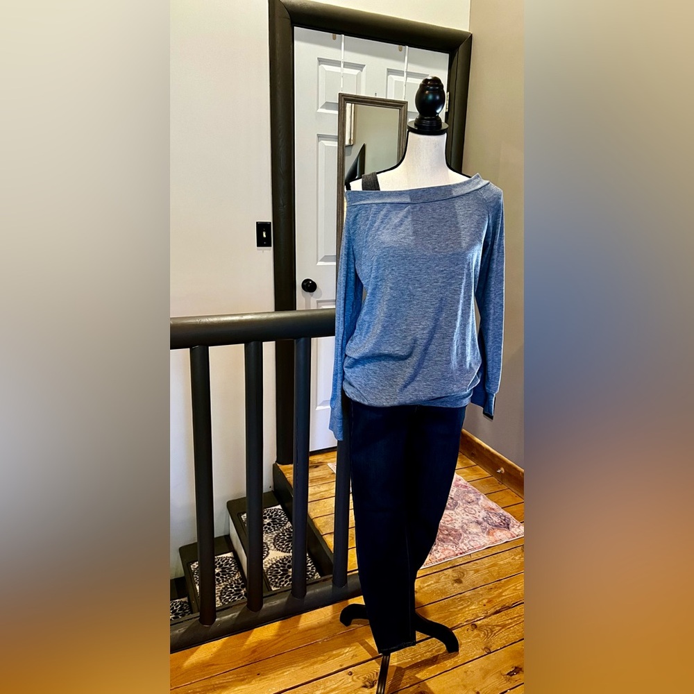 Halife Women’s off the shoulder long sleeved shirt.